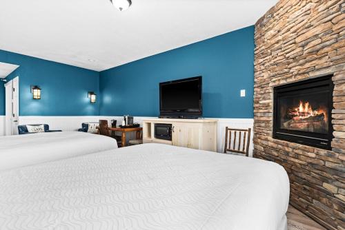 Breathtaking Lake Views Studio, 2 Queen Beds, Fireplace and Heated Indoor and Outdoor Pools in Two Harbors (MN)