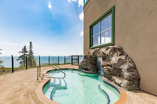Breathtaking Lake Views Studio, 2 Queen Beds, Fireplace and Heated Indoor and Outdoor Pools in Two Harbors (MN)