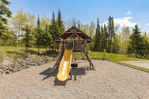 Breathtaking Lake Views Studio, 2 Queen Beds, Fireplace and Heated Indoor and Outdoor Pools in Two Harbors (MN)