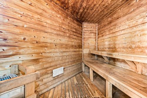 Breathtaking Lake Views Studio, 2 Queen Beds, Fireplace and Heated Indoor and Outdoor Pools in Two Harbors (MN)