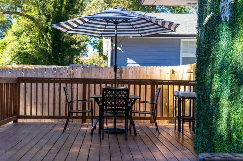 Exterior view, A Cabin in the City with a 5 Star Lush Backyard in Peoplestown