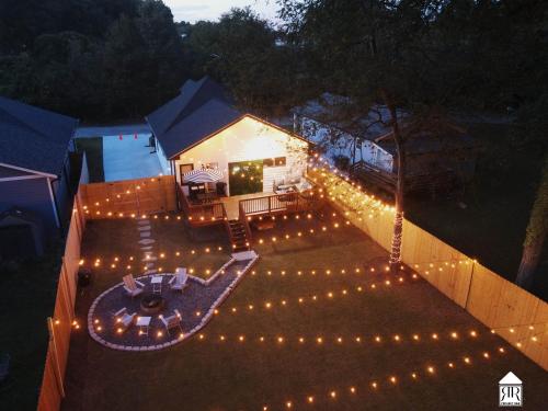 Exterior view, A Cabin in the City with a 5 Star Lush Backyard in Peoplestown