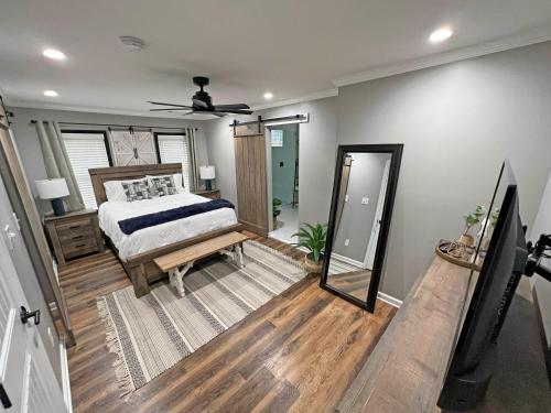 A Cabin in the City with a 5 Star Lush Backyard in Peoplestown