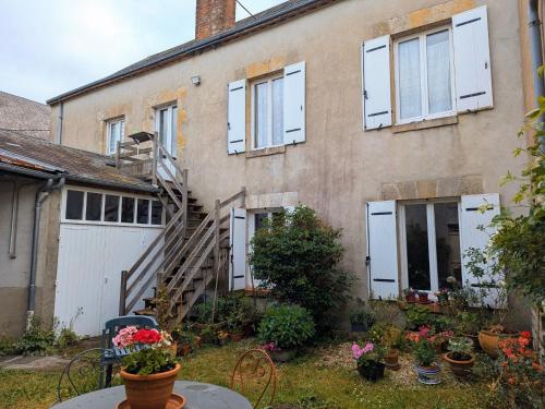 Gîte Bazoches-les-Gallerandes, 3 pièces, 4 personnes - FR-1-590-155 (Escapade touristique: gite avec 2 chambres, TV et cuisine equipee a Bazoches-les-Gallerandes - FR-1-) in 퐁텐블로 시내