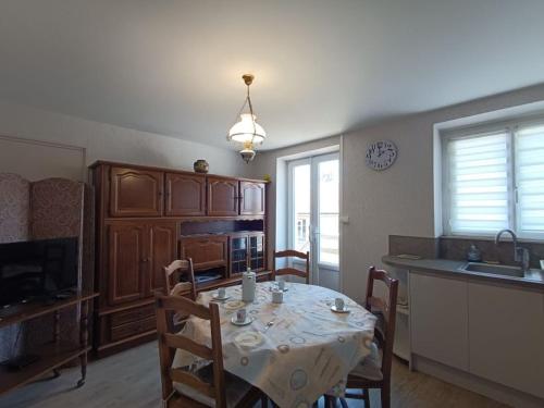 Gîte Bazoches-les-Gallerandes, 3 pièces, 4 personnes - FR-1-590-155 (Escapade touristique: gite avec 2 chambres, TV et cuisine equipee a Bazoches-les-Gallerandes - FR-1-) in 퐁텐블로 시내