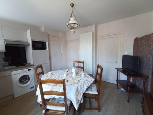 Gîte Bazoches-les-Gallerandes, 3 pièces, 4 personnes - FR-1-590-155 (Escapade touristique: gite avec 2 chambres, TV et cuisine equipee a Bazoches-les-Gallerandes - FR-1-) in 퐁텐블로 시내