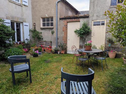 Gîte Bazoches-les-Gallerandes, 3 pièces, 4 personnes - FR-1-590-155 (Escapade touristique: gite avec 2 chambres, TV et cuisine equipee a Bazoches-les-Gallerandes - FR-1-) in 퐁텐블로 시내