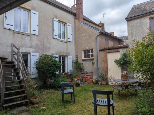 Gîte Bazoches-les-Gallerandes, 3 pièces, 4 personnes - FR-1-590-155 (Escapade touristique: gite avec 2 chambres, TV et cuisine equipee a Bazoches-les-Gallerandes - FR-1-) in 퐁텐블로 시내