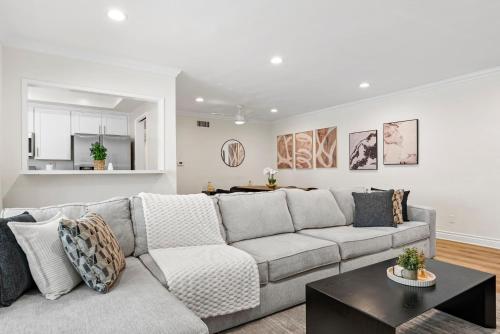 KING Size Bed in Cozy, Modern Hollywood Place, Los Angeles (fotografie 4)