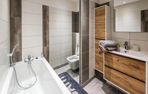Vannas istaba, 1 Bedroom Pet Friendly Apartment In Bellaffaire in Turriers