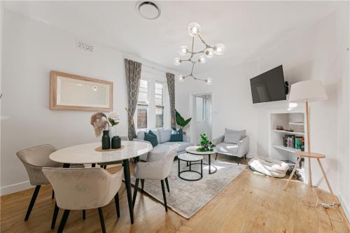 Waterfront Stylish & Charming Retreat