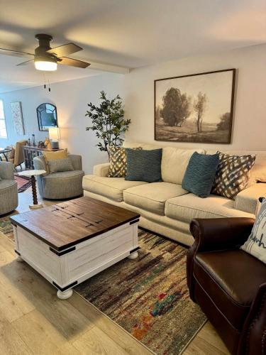 Charming & Luxe Cottage 3 BR 2 BA in Nederland (Texas)