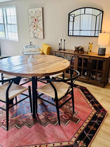 Charming & Luxe Cottage 3 BR 2 BA in Nederland (Texas)