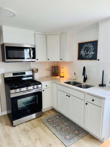 Charming & Luxe Cottage 3 BR 2 BA in Nederland (Texas)