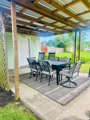 Charming & Luxe Cottage 3 BR 2 BA in Nederland (Texas)