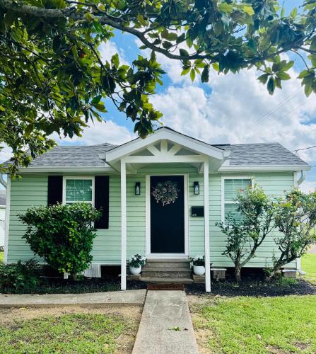 Charming & Luxe Cottage 3 BR 2 BA in Nederland (Texas)