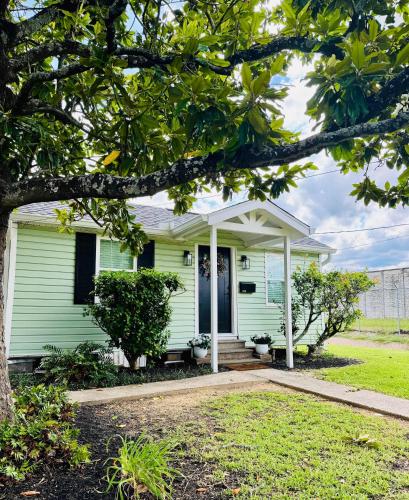 Charming & Luxe Cottage 3 BR 2 BA in Nederland (Texas)