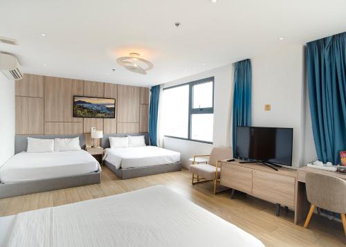 3 queen beds