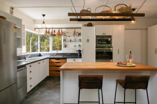 ห้องครัว, Rustic Rural Retreat in ไวมารามา