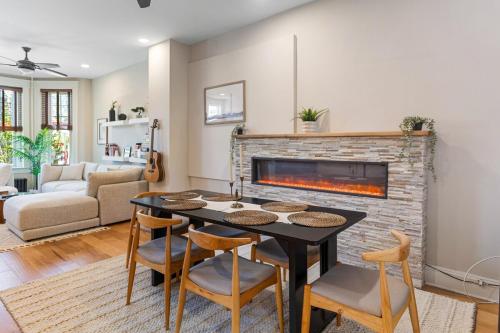 2x King Beds, Fireplace, Private Backyard, Washer, Dryer – khách sạn tại Bloomingdale