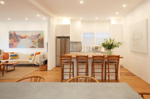 Spacious Bondi Beach Escape - image 3