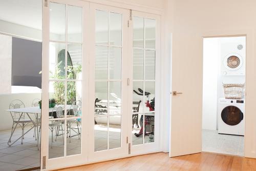 Spacious Bondi Beach Escape - image 7