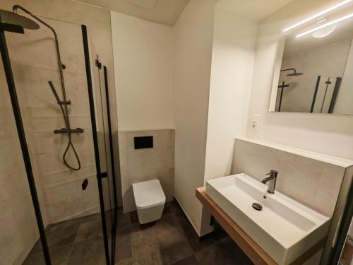 Modern 1BR in trendy Žižkov - image 5