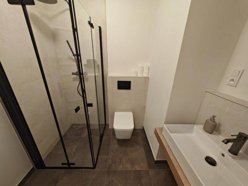 Modern 1BR in trendy Žižkov - image 4