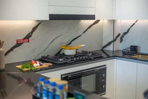 New 2BR with Jacuzzi and Big Balcony In City Center - image 9