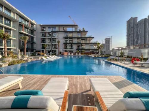 Restay Homes - Chic Studio in JVC - Pool Views - main image