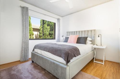 Unit With Balcony Backyard and Parking Near Shops - main image