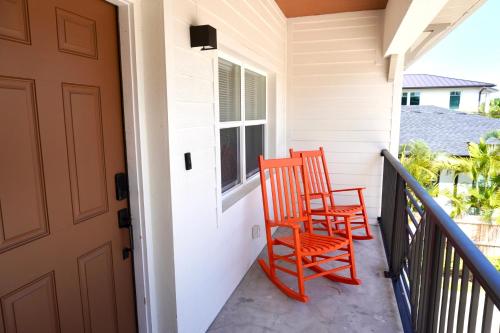 SōLE #4,2 BR-Riverview-2 min to BEACH-Launch Views-Balcony in Cocoa Beach, USA