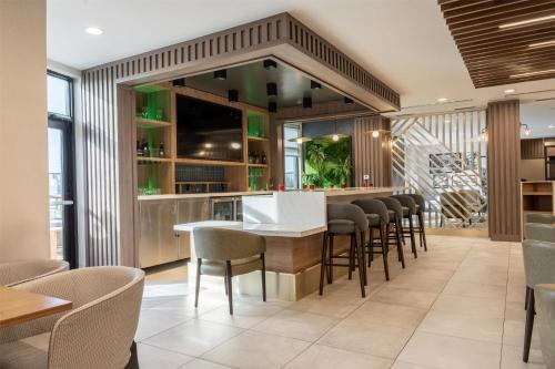 Pub/Lounge, DoubleTree by Hilton Fort Worth Fossil Creek in Észak