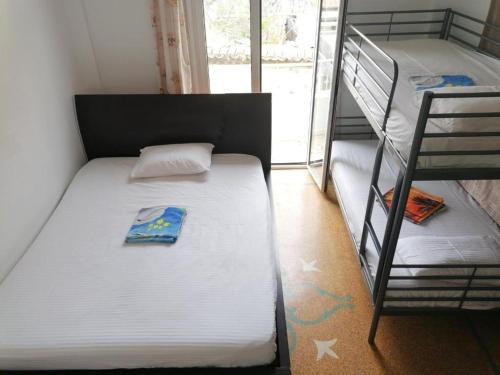 SHARED ROOMS NEAR ACROPOLIS & MONASTIRAKi area, Atene