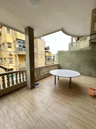 Appartement meublé, Haie vive