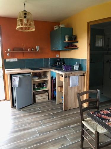 Petite maisonnette dans les pres in Villerest