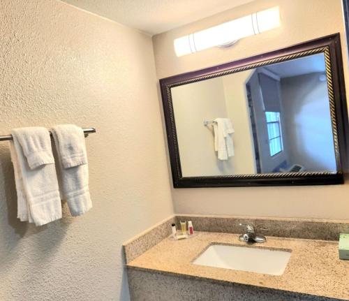 Days Inn by Wyndham Houston Room Type - King Room - Mobility Access/Smoking