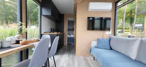 Koplietošanas atpūtas telpa ar TV, Houseboat SeeSea Mazury - Domek na wodzie Bogaczewo, Giżycko (Houseboat SeeSea Mazury - Domek na wodzie Bogaczewo, Gizycko) in Bogaczewo
