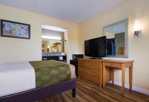 Econo Lodge Rocky Mount - Battleboro - image 9