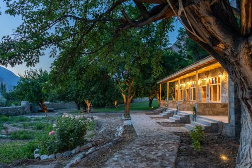 Coyote Den Ishkoman Hotel and Travelers Hostel