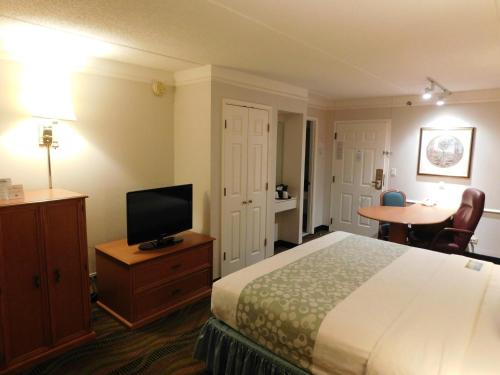 Days Inn & Suites by Wyndham Arlington Heights