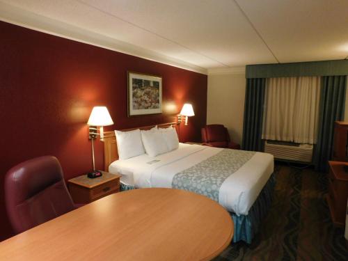 Days Inn & Suites by Wyndham Arlington Heights