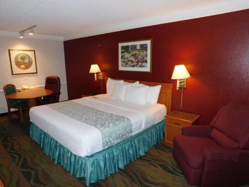 Guestroom, Days Inn & Suites by Wyndham Arlington Heights in Arlington Heights (IL)
