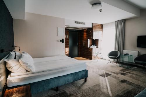 1 queen bed, 1 sofa bed