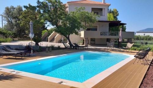 Villa Polyxeni 5 Bedrooms and Private Pool gîte à louer Vrisákia