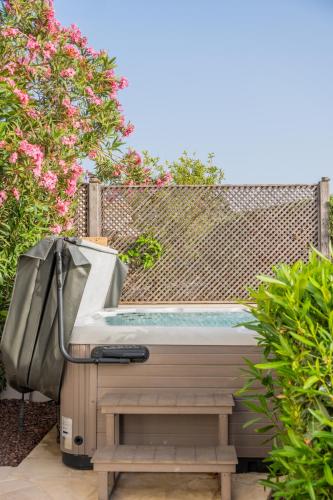 cadă fierbinte, Villa Pleiades - sea views, private pool & hot tub in Kouklia City Center