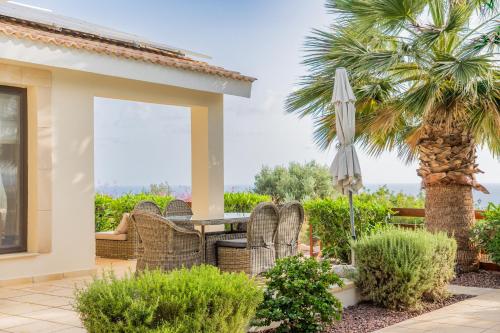 Dotări, Villa Pleiades - sea views, private pool & hot tub in Kouklia City Center