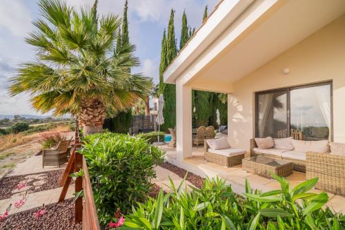 Dotări, Villa Pleiades - sea views, private pool & hot tub in Kouklia City Center