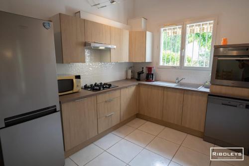 Kitchen, Villa T4 a 450m de la plage avec climatisation near Le riad