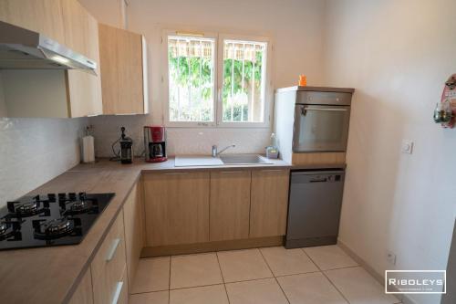 Kitchen, Villa T4 a 450m de la plage avec climatisation near Le riad
